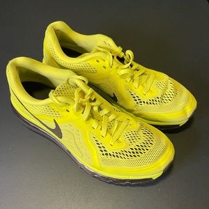Nike Air Max 2014 Running Shoes Man size 10.5 volt